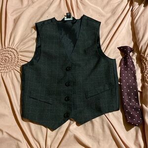 Boys vest. With detachable tie.
